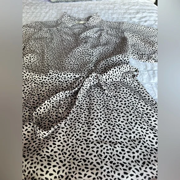 Monteau Black & White Speckled V Neck Blouse Size Medium - Picture 2 of 4